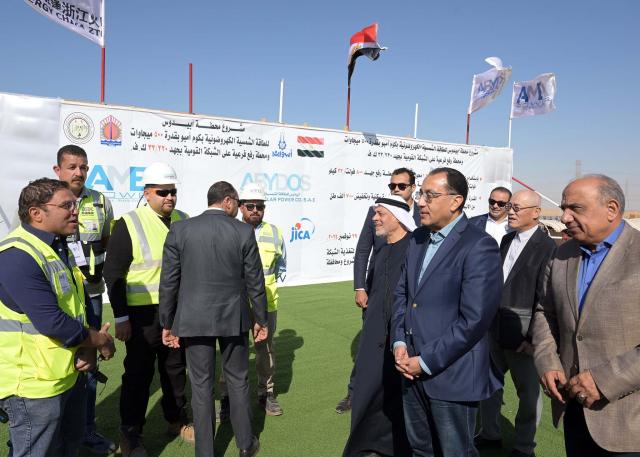 رئيس الوزراء يفتتح محطة ”أبيدوس 1 للطاقة الشمسية”