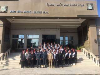 طلاب جامعة أسيوط يزورون قاعدة...