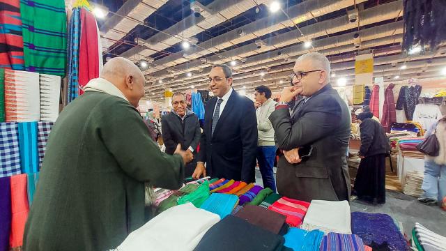 محافظ قنا يتفقد منتجات الفخار والفركة