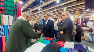 بالصور.. محافظ قنا يتفقد منتجات...