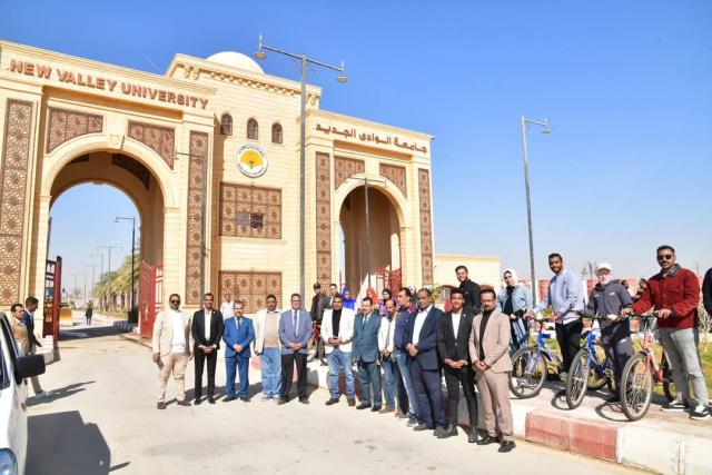 جامعة الوادى الجديد تسلم الدرجات الهوائية للطلاب