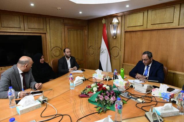 محافظ قنا يواصل بحث مشاكل المواطنين