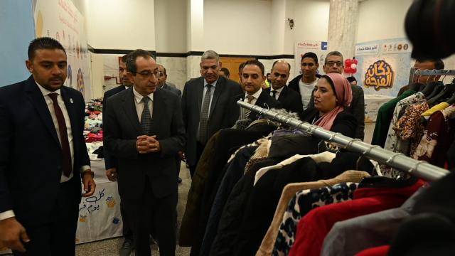 رئيس جامعة الفيوم يفتتح معرض دكان الفرحة