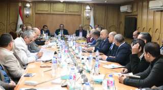 محافظ قنا يستعرض أولويات الخطة...