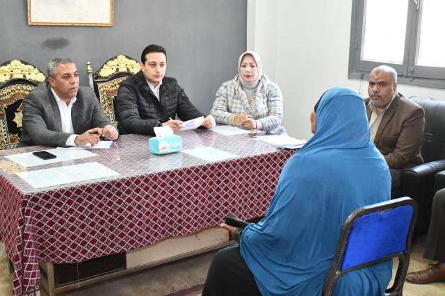 نائب محافظ الفيوم يبحث مشاكل المواطنين بقرية العدو