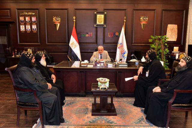 محافظ الأقصر يبحث شكاوى رهبان دير الأنبا متاؤوس