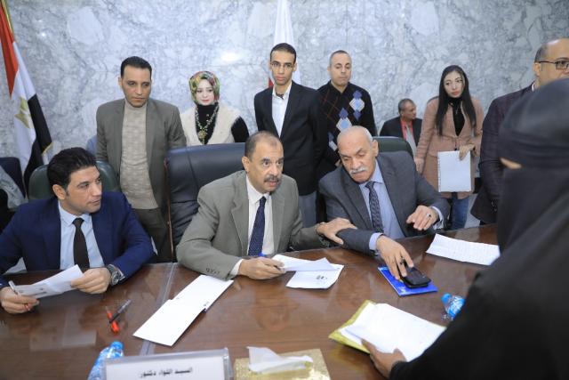 محافظ سوهاج يبحث مشاكل المواطنين