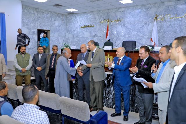 محافظ سوهاج يسلم 77 قطعة أرض بالظهير الصحراوي