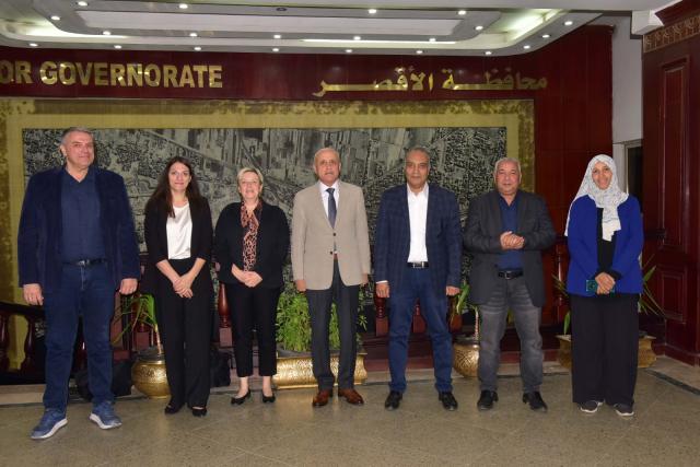 محافظ الأقصر يبحث سبل التعاون مع مؤسسة هانس زايدل