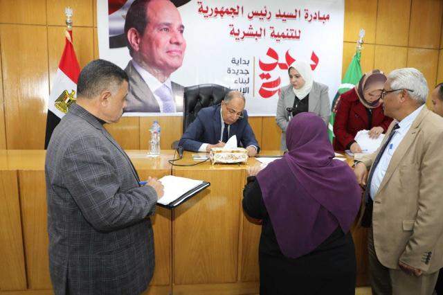 محافظ المنيا يستمع لشكاوي المواطنين