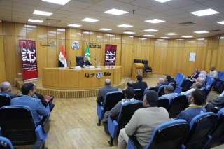 محافظ المنيا يبحث تيسير إجراءات...