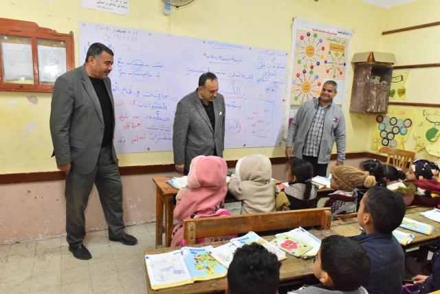 محافظ أسيوط يتفقد مدرسة بنى طالب الإبتدائية