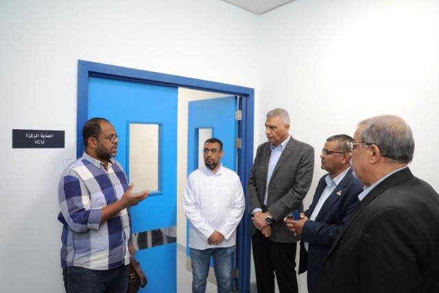 محافظ أسوان يطمئن على تقديم الخدمات الطبية