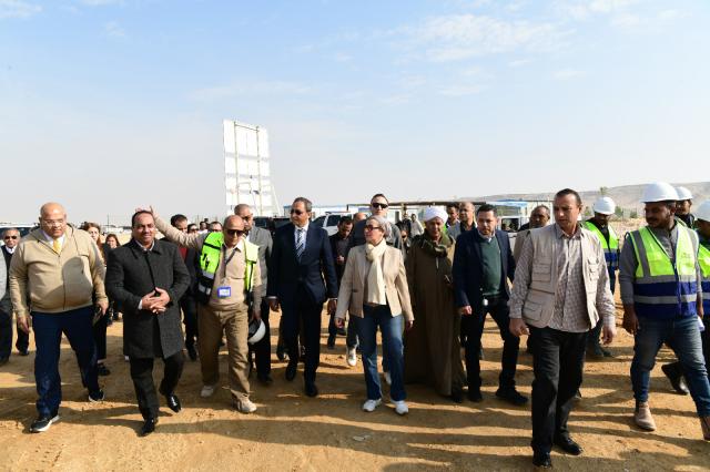 جولة وزيرة البيئة ومحافظ قنا