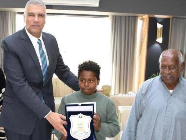 محافظ أسوان يكرم الطفل