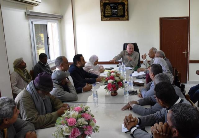 السكرتير المساعد لمحافظة أسوان يبحث مطالب الأهالى