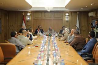 وزيرة البيئة ومحافظ قنا يناقشان...