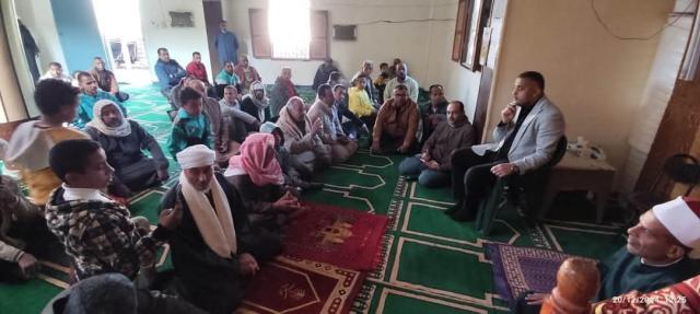 رئيس مركـز الخــارجــة بالوادي الجديد مع الأهالي