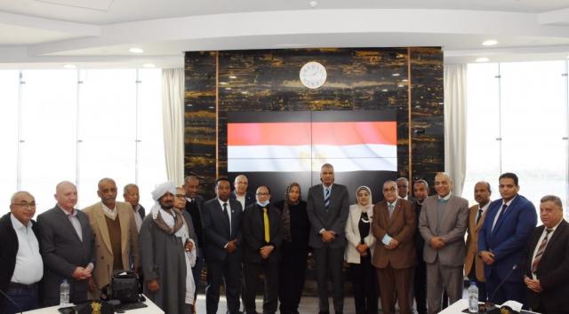 محافظ أسوان ورؤساء وممثلى النقابات