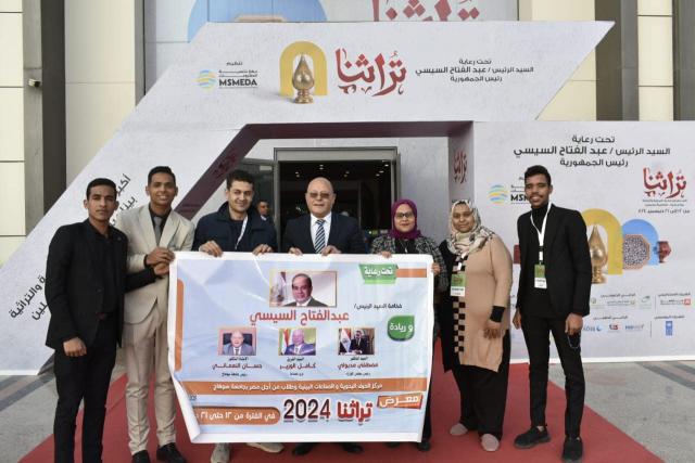 النعماني يتفقد جناح جامعة سوهاج في معرض تراثنا