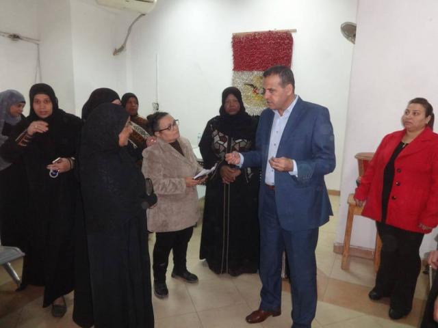 رئيس مدينة الأقصر يتفقد المركز الحضري للمرأة