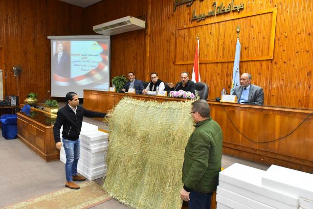 اجتماع محافظ أسيوط مع مديري المدارس