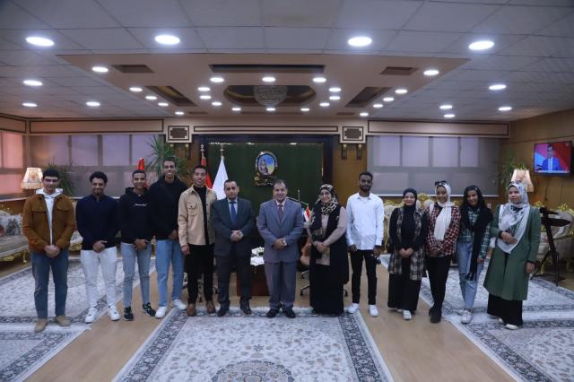رئيس جامعة جنوب الوادى يستقبل فريق نوارة