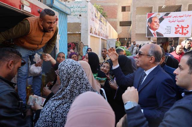 محافظ المنيا يتفقد “ سوق اليوم الواحد
