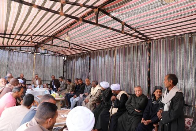 على مقهى شعبى .. محافظ أسوان يلتقى بأهالى قرى إدفو