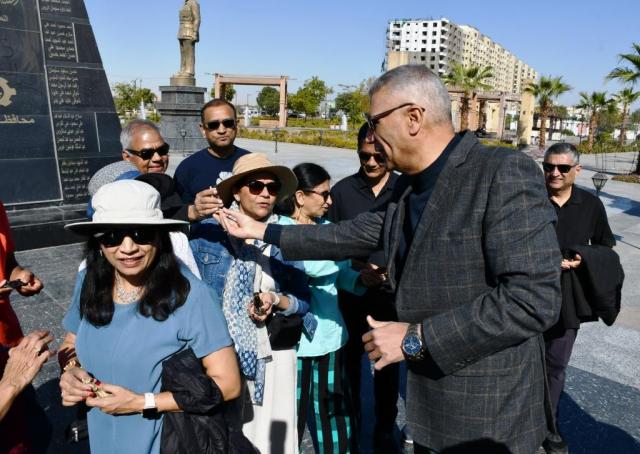 محافظ أسوان يوزع الهدايا الفرعونية على أعضاء الفوج