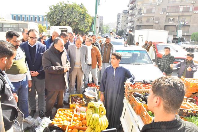 محافظ أسيوط يفتتح قافلة منافذ متحركة