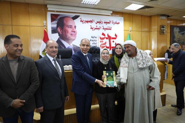 محافظ المنيا يسلم 140 عقدًا لتقنين أراضي الدولة