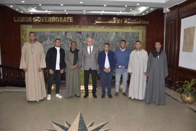 محافظ الأقصر يبحث شكاوى أهالى نجع الترعة