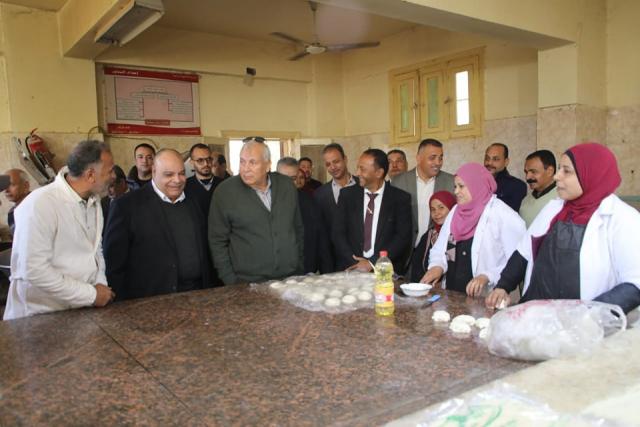 محافظ الوادي الجديد يتفقّد "الثانوية الزراعية"
