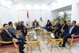 محافظ قنا يستقبل وفد وزارة...