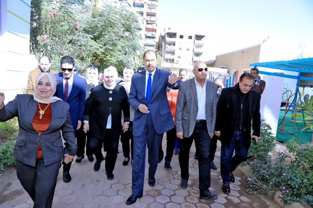 محافظ سوهاج يتفقد الجمعية النسائية