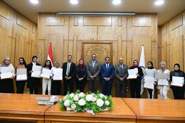 محافظ قنا يكرّم الشباب المتطوعين