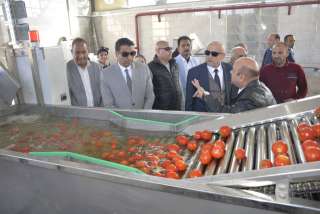 محافظ الأقصر يتفقد مجمع الصناعات...