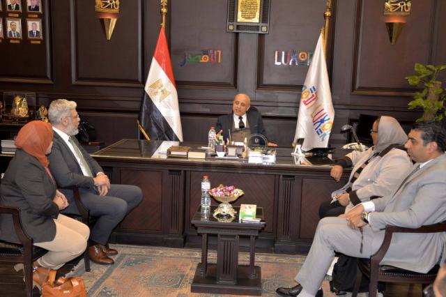 محافظ الاقصر يلتقي رئيس وحدة السكان المركزية