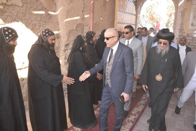 محافظ الأقصر يزور دير الأنبا متأؤوس الفاخوري بإسنا