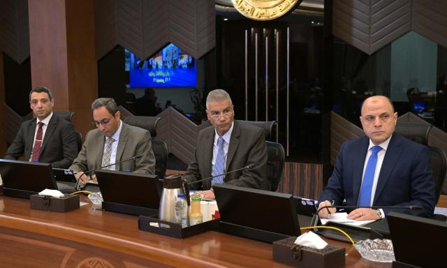 محافظ أسوان في اجتماع مجلس المحافظين
