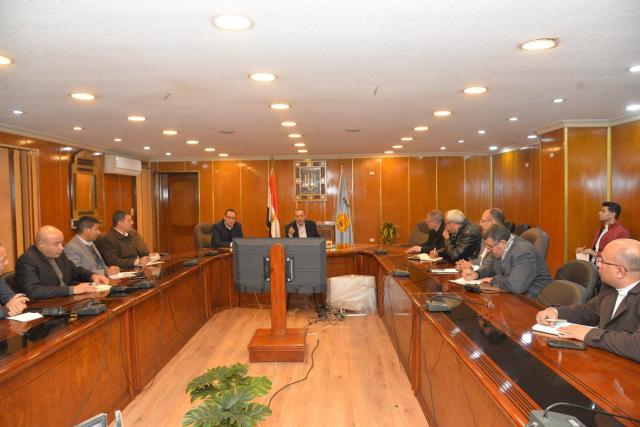 لقا ء محافظ أسيوط برؤساء المراكز والأحياء