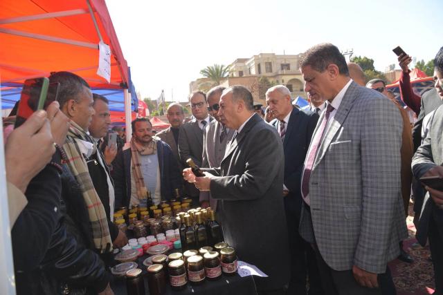محافظ أسيوط يفتتح سوق اليوم الواجي
