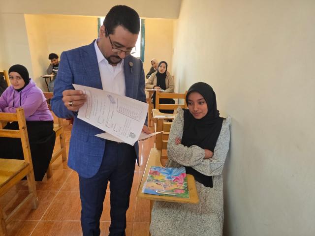 عميد المعهد الفني الصحي بقنا يتفقد الامتحانات