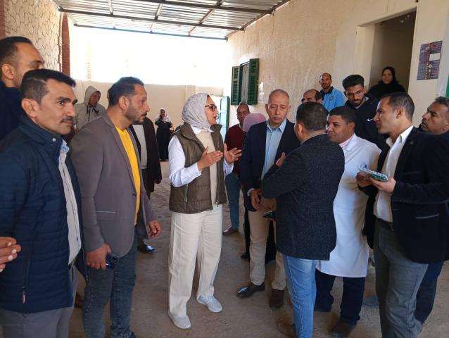 نائب محافظ الوادي الجديد تتفقّد فرع التأمين الصحي