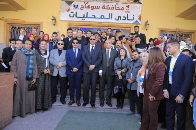 محافظ سوهاج يتفقد ملتقى التوظيف