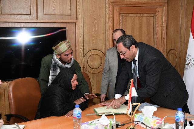 محافظ قنا يبحث مشاكل المواطنين