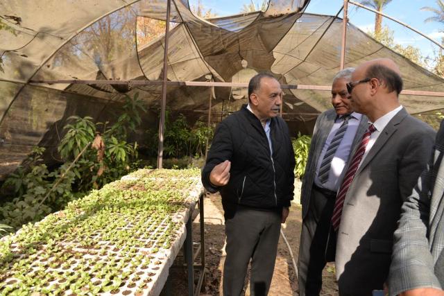 محافظ أسيوط ورئيس الجامعة يتفقدان المزارع