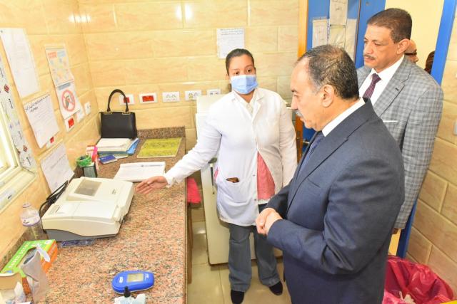محافظ أسيوط يفتتح المركز المتميز لصحة الأم والطفل