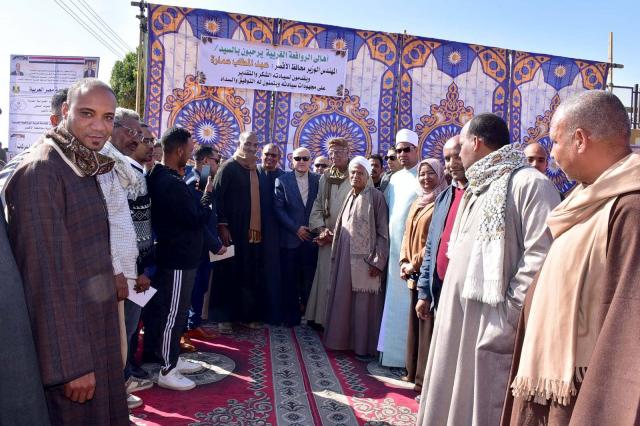-محافظ الأقصر مع قرية الروافعة الغربية